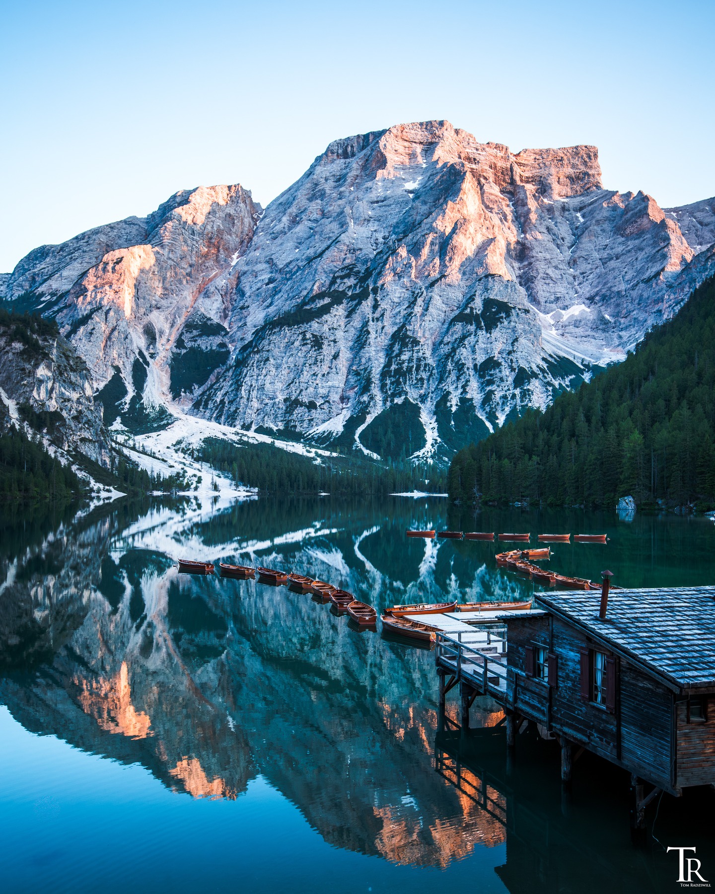 Einer DER Hotspots in den Dolomiten und auf unserem Roadtrip durch die Alpen: der Pragser Wildsee. 😍
An diesen Punkten unserer Reise merkten wir tagsüber, dass diese Region (und insbesondere der See) schon lange kein Geheimtipp mehr ist.
Glücklicherweise ist es an den Randzeiten des Tages doch entspannter und um die Mittagszeit ist es für ernsthafte Landschaftsfotos ohnehin ungeeignet... 😉😅 #lagodibraiesofficial #lagodibraies #pragserwildsee #dolomites #mountainstones #visitsouthtyrol #alps #chasinglight #nature_lovers #dawn #lightroom #nature_wizards #adventurer #wanderlust #travelgram #fernweh #landscape_lover #sunsetview #roadsurfer #bestplacesonplanetearth #earthofficial #earth_shotz #amazinglight #reflection_shots #mountains #colorsofthesky