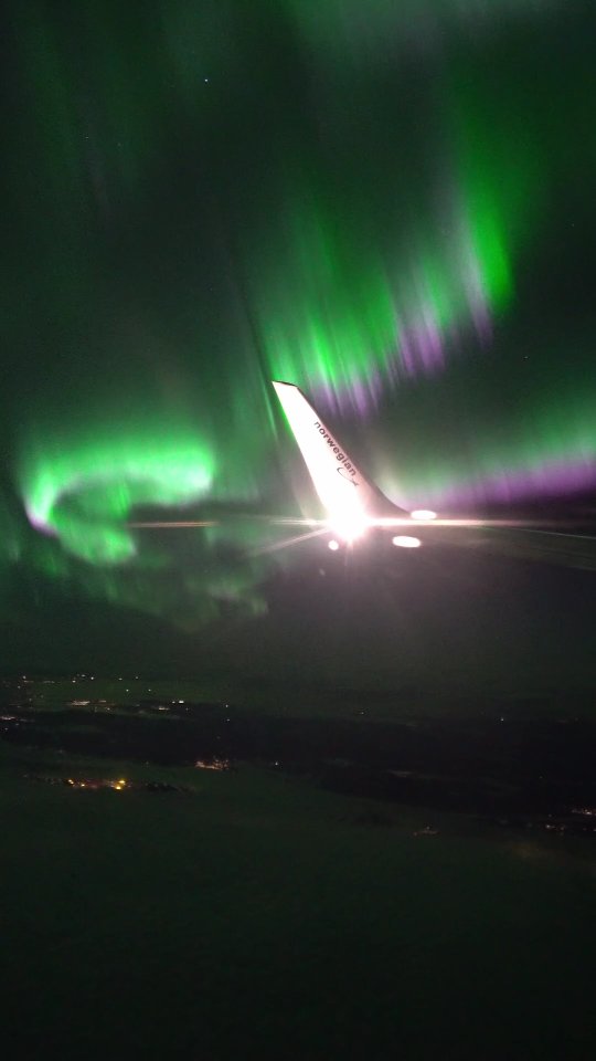 Wenn Lady Aurora bereits vor der Ankunft in Nord-Norwegen alles gibt 🤩  ✈️ Flug DY1125 BER - > TOS am 30.10.2025  @visittromso
@flynorwegian  #theskyisnotthelimit #auroraborealis #aurorareels #aurora #flynorwegian #nightsky #northernlights #polarlichter #nature_brilliance #traveladdicted #fotoreise