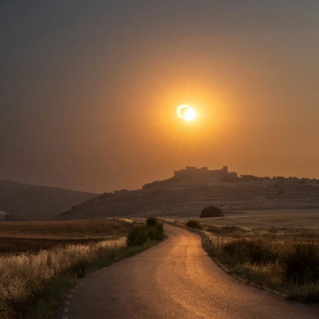 Eine ganz besondere Sonnenfinsternis 2026. 😎
Dieser Spot ist mir erst wenige Tage vor dem Ereignis gegen 4 Uhr nach einer ausgedehnten Astro-Session auf Google Maps aufgefallen. Manchmal doch gut, wenn man kurz vorm Schlafen aufs Handy schaut 😅😉  Zusammen erlebt u.a. mit @barbara.schober_artist @an.di.11 @dovahkiin42  #sofi2026 #sonnenfinsternis2026 #eclipse2026 #solareclipse2026 #eclipsechaser