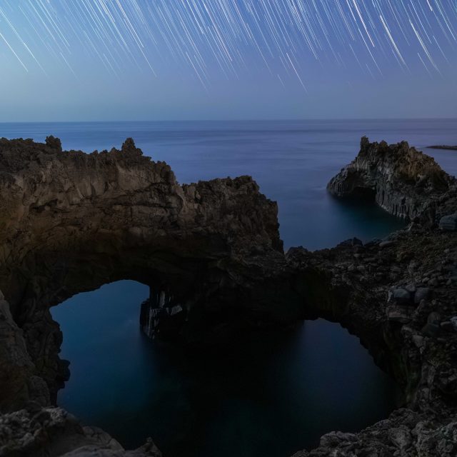 Normalerweise ist man ja häufiger am Fotospot zufriedener, als am Rechner zuhause, wenn man sich die Aufnahmen genauer anschaut.
Hier war es genau anders herum. Aufgrund von widrigen Umständen aus Calima, Mondlicht, durchziehenden Wolken und Stadtlicht von hinten, war ich nach den Aufnahmen direkt vor Ort nicht sooo zufrieden. Nun am Rechner zeigte sich, dass aus den Aufnahmen doch noch etwas nettes bei rumgekommen ist. 😉 😅 #startrails #lapalma #fotoreise #workshopreise #laislabonita #stellar_shots #islascanarias #nightscape #starrysky #astrophotography #nightphotography_exclusive #lovemyjob #milkywaychase #skyporn #universe #theskyisnotthelimit
@lapalmaislabonitaoficial