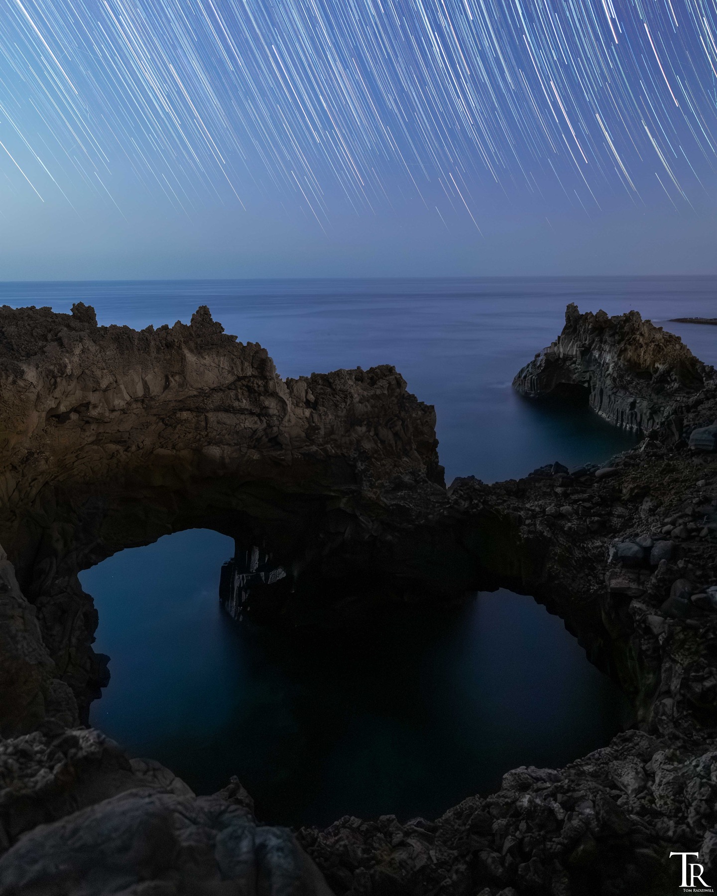 Normalerweise ist man ja häufiger am Fotospot zufriedener, als am Rechner zuhause, wenn man sich die Aufnahmen genauer anschaut. 
Hier war es genau anders herum. Aufgrund von widrigen Umständen aus Calima, Mondlicht, durchziehenden Wolken und Stadtlicht von hinten, war ich nach den Aufnahmen direkt vor Ort nicht sooo zufrieden. Nun am Rechner zeigte sich, dass aus den Aufnahmen doch noch etwas nettes bei rumgekommen ist. 😉 😅  #startrails #lapalma #fotoreise #workshopreise #laislabonita #stellar_shots #islascanarias #nightscape #starrysky #astrophotography #nightphotography_exclusive #lovemyjob #milkywaychase #skyporn #universe #theskyisnotthelimit
@lapalmaislabonitaoficial