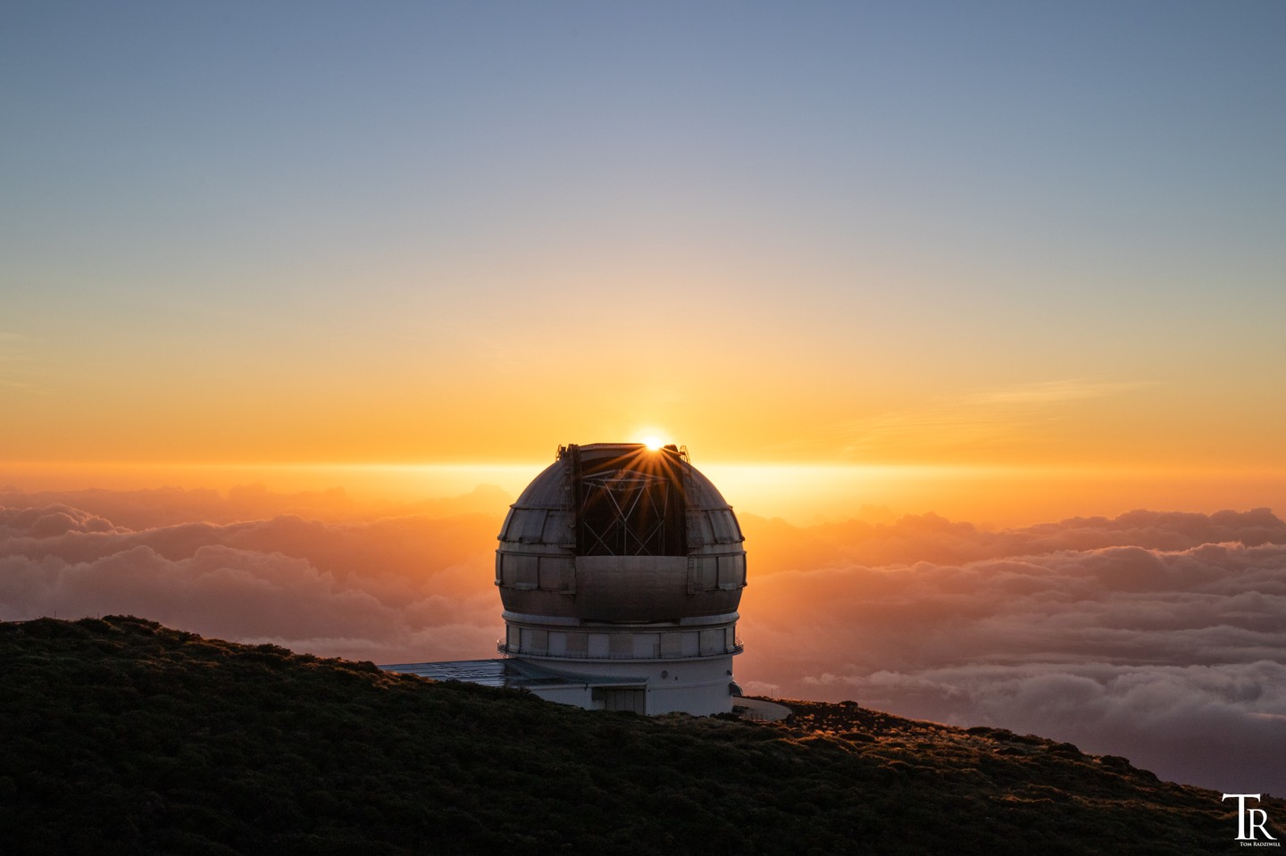 Das Gran Telescopio Canarias (GranTeCan/GTC) zum Sonnenuntergang. Dieses Teleskop mit 10,4m Spiegeldurchmesser zählt zu den größten optischen Teleskopen der Welt. 🤩
.
.
.
.
.
#canaryislands #canarias #ig_canaryislands #ig_canarias #kanarischeinseln #chasinglight #nature_lovers #lapalma #grantecan #moodygrams #eveningvibes #sunset_vision #wanderlust #landscape_lover #twilight #bestplacesonplanetearth #earthofficial #laislabonita #amazinglight #perfectmoment #colorsofthesky #lovemyjob #canaryislands #backlight #canon_photos #shotwithlove #wiesnernews #visitlapalma #eveningvibes
@lapalmaislabonitaoficial
@iac_astrofisica
@gtctelescope