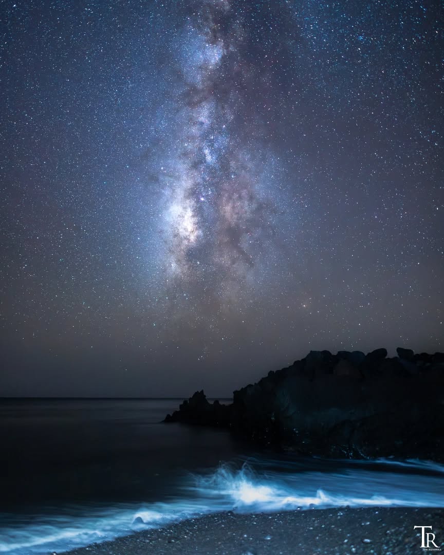 Das kommt heraus, wenn man nachts am Strand ein wenig mit der Kopflampe spielt und den richtigen Moment abpasst. 😅
Zusammen erarbeitet mit einer tollen Workshop-Gruppe und @artem.heissig.media  📅 Termine für die Fotoreisen 2026 nach La Palma sind bereits online zur Buchung bereit: www.radziwill-fotografie.de/fotoreise-la-palma  #milkywaychasers #lapalma #fotoreise #workshopreise #laislabonita #stellar_shots #islascanarias #nightscape #starrysky #astrophotography #nightphotography_exclusive #lovemyjob  #milkywaychase #skyporn #universe #theskyisnotthelimit
@lapalmaislabonitaoficial