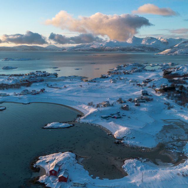 Rückblick Norwegen: Drohne  Ich bin wahrlich kein leidenschaftlicher Drohnenpilot, aber wenn es die Bedingungen hergeben und ich damit niemanden störe und auch nicht gegen Vorschriften verstoße und dann dennoch grandiose Landschaftsaufnahmen möglich sind, gehe ich dann doch hin und wieder mal in die Luft. 😉😅  ▶ Workshops und Fotoreisen über den Link in der Bio.  #norway🇳🇴 #norgenorway #northernnorway #sommaroy #troms #northernnorway #arcticnorway
#visitnorway #explorenorway #fjordnorway
#dronephotography #djimini3 #fromwhereidrone #aerialview #snowfromabove #winterwonderland #arcticwinter #winterscape #fjordlandscape #naturelovers #earthpix #roamtheplanet #visittromso
@visittromso